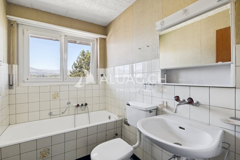 Das Badezimmer mit Badewanne weist einen altersbedingten Zustand auf