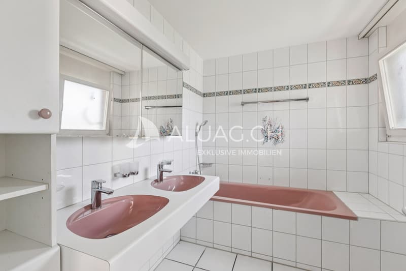 Familienbad mit Doppellavabo, Badewanne, separater Dusche und viel Platz im Alltag