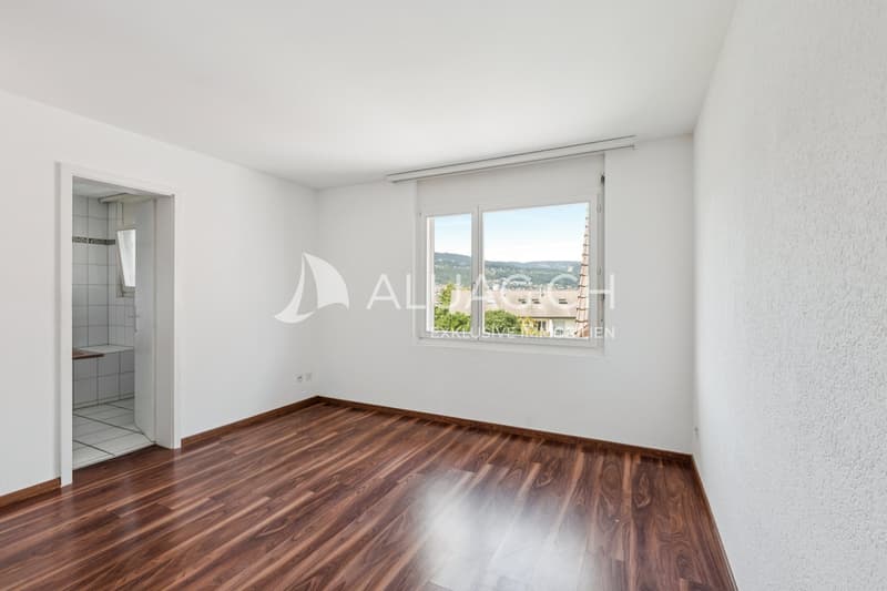 Grosszügiges Schlafzimmer mit schönem Ausblick und direktem Zugang zum Bad en suite