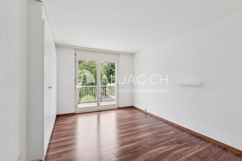 Vielseitig nutzbares Zimmer mit direktem Zugang zum Balkon und angenehmem Tageslicht