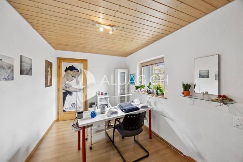 Das bisher als Nagelstudio genutzte Zimmer mit separatem Eingang eignet sich ideal als Büro oder Arbeitsraum