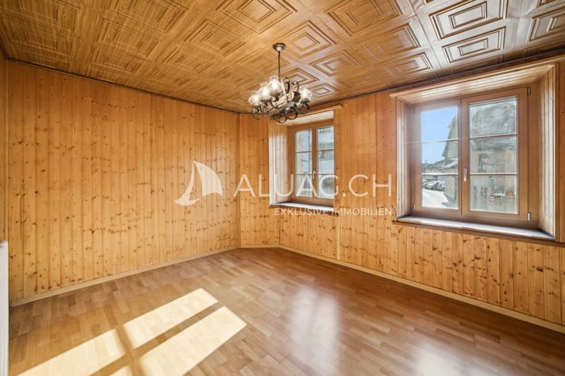 Lichtdurchflutetes Zimmer mit viel Tageslicht