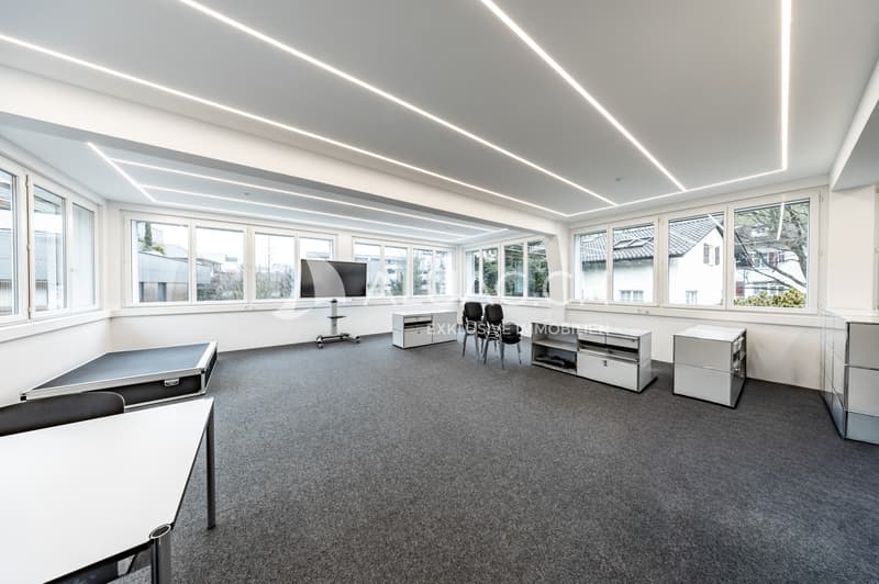 Die moderne Lichtinstallation ist dimmbar und ermöglicht eine individuelle Anpassung der Raumhelligkeit