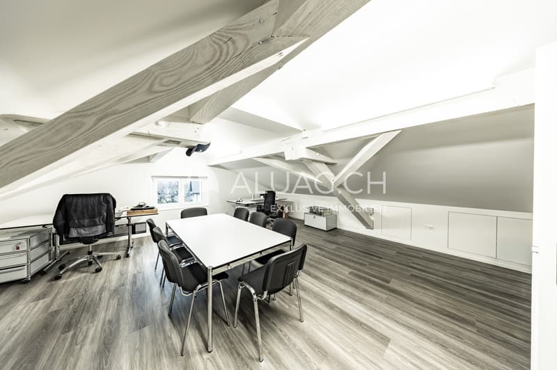 Das ausgebaute DG eignet sich perfekt als Sitzungszimmer oder Büro
