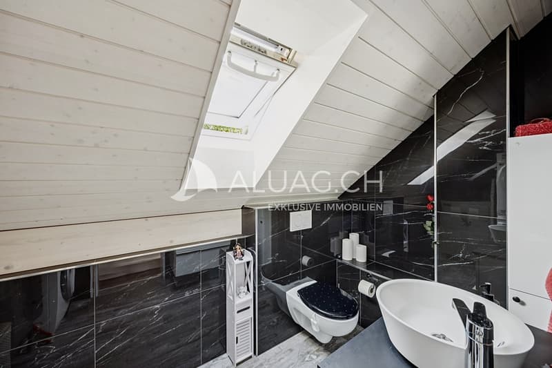 Die separate Toilette ist mit einem Dachfenster, modernem Design und einem Wäscheturm ausgestattet