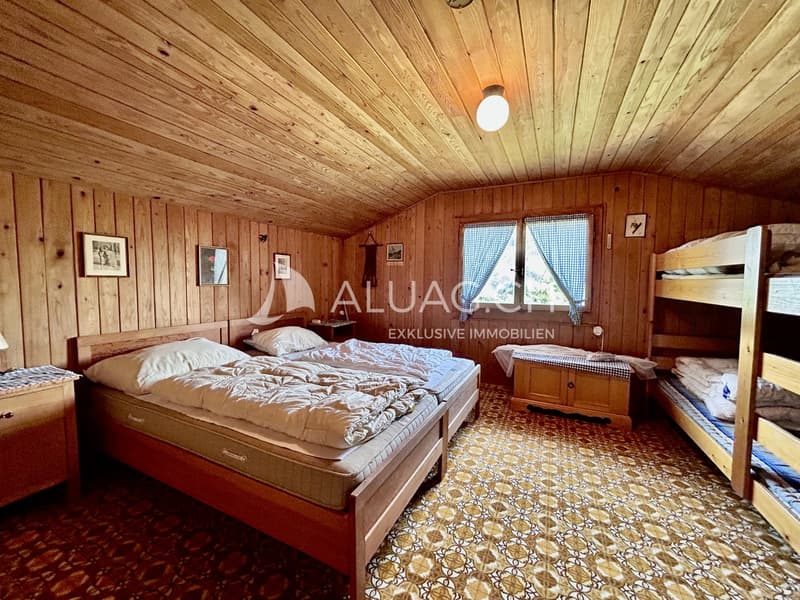 Im Obergeschoss, neben Toilette und Dusche das grosse Schlafzimmer mit Doppelbett und Kajüten-Betten.
