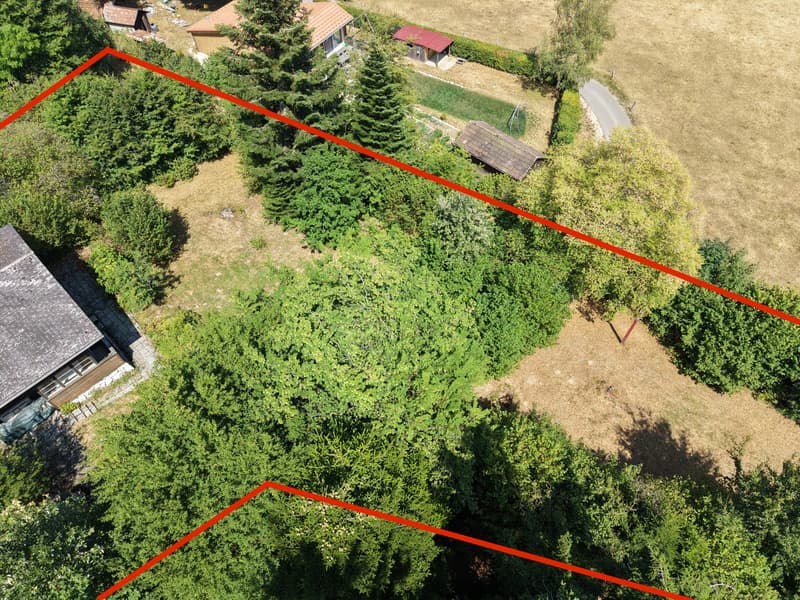 Es gibt Platz für ein zweites Haus oder eben ein grösseres Haus direkt wo sich heute das Chalet befindet.