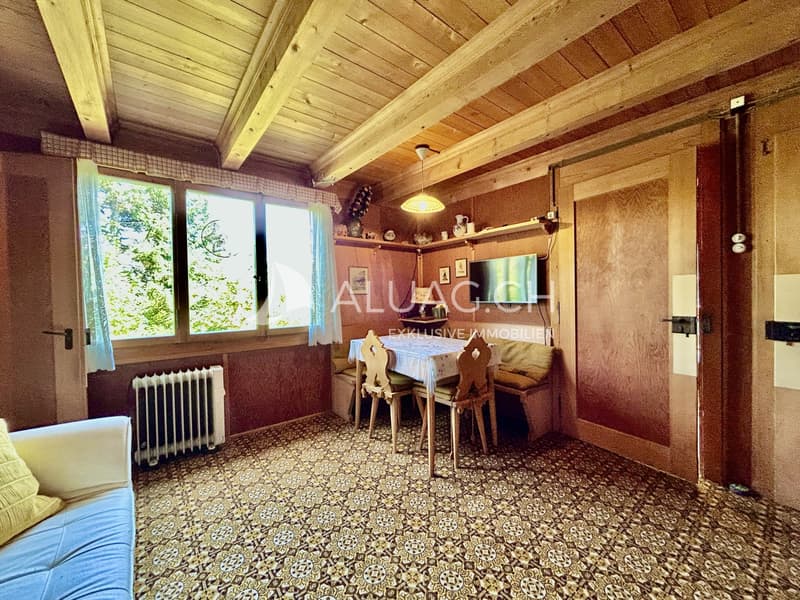 Der gleiche Raum, vom Ofen her gesehen, Richtung Fenster und die Eckbank, neben der Türe zur Terrasse.