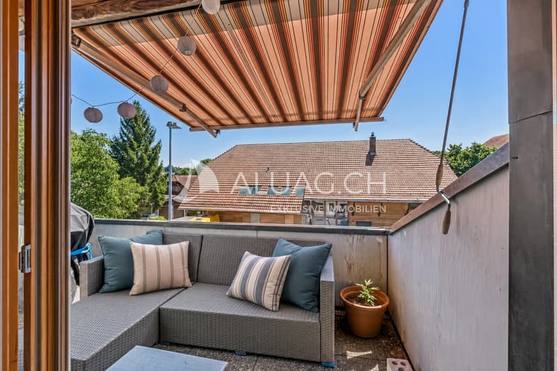 Über den sonnigen Südbalkon gelangt viel natürliches Licht in die Wohnung