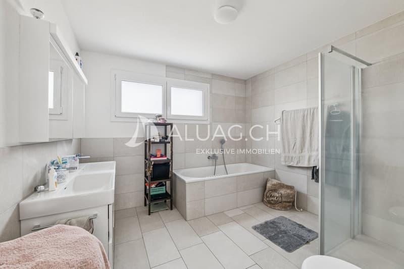 Grosszügiges Komfortbad mit Doppelwaschbecken, Badewanne und begehbarer Dusche