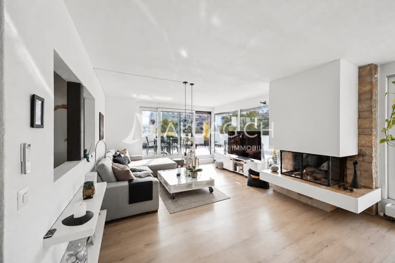 Helles skandinavisches Wohnzimmer ohne Pflanzen