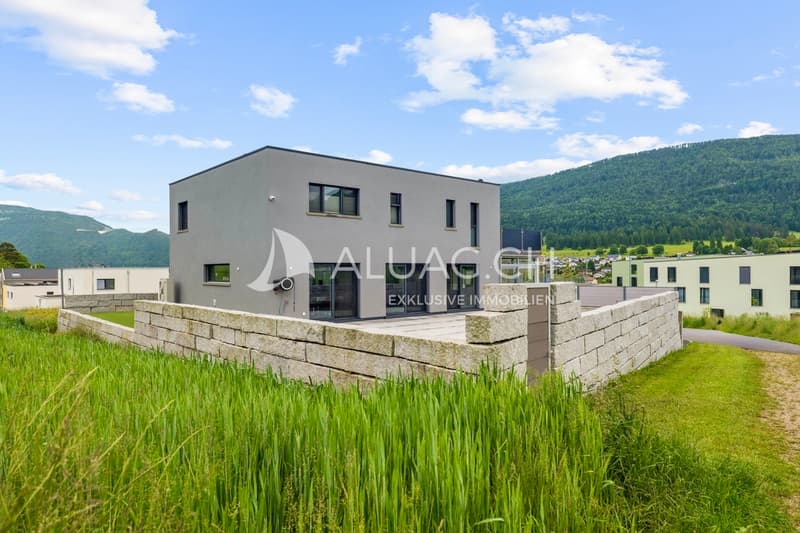 Moderne Villa mit klaren Linien, unverbaubarer Aussicht und einer aussergewöhnlichen Garage mit Platz für bis zu 6 Fahrzeuge.