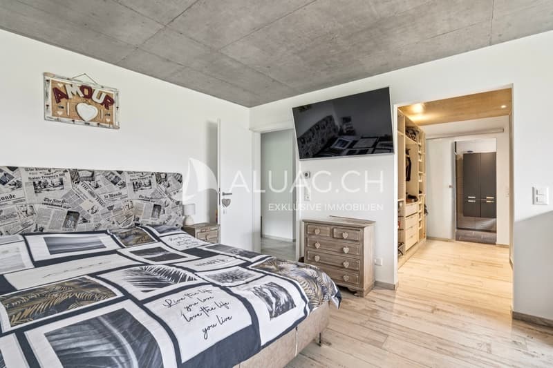 Geräumiges Schlafzimmer mit direktem Zugang zum stilvollen Ankleidezimmer