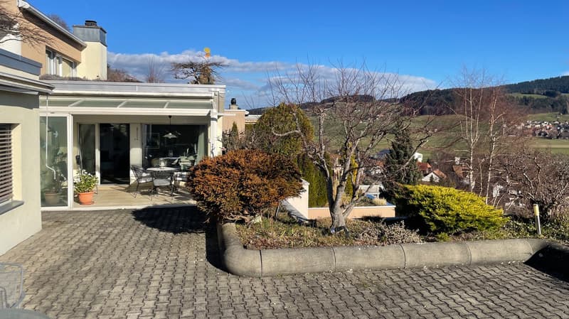 Grosse Terrasse mit Privatsphäre