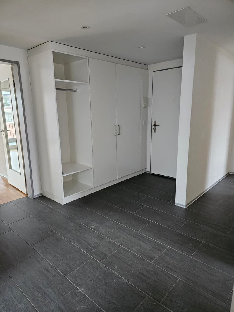 Eingangsbereich/Vorplatz mit Garderobe und Plattenboden
