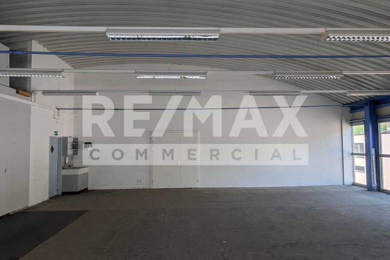 Environ 940 m2 d'espace de stockage/industriel (8)