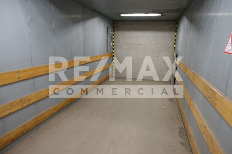 Environ 940 m2 d'espace de stockage/industriel (9)
