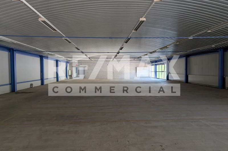 Environ 940 m2 d'espace de stockage/industriel (3)