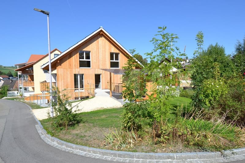 Familienhaus mit Einliegerwohnung - Perfekt als Generationenhaus oder zur Miete (2)