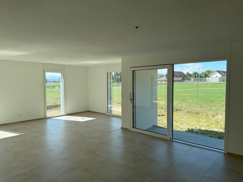 Moderne 3.5-Zimmer-Neubauwohnung in Brüttelen – Erdgeschoss mit Balkon (2)