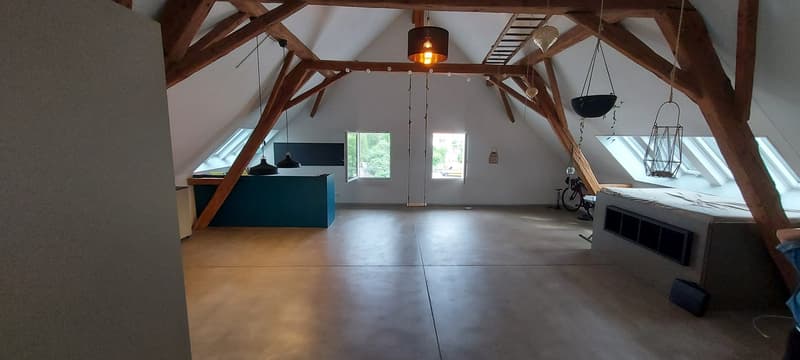 Charmante grossräumige 2.5-Zimmer-Dachwohnung in Kerzers – renoviert und ruhig gelegen (3)
