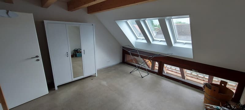 Charmante grossräumige 2.5-Zimmer-Dachwohnung in Kerzers – renoviert und ruhig gelegen (8)