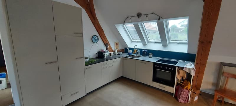 Charmante grossräumige 2.5-Zimmer-Dachwohnung in Kerzers – renoviert und ruhig gelegen (6)