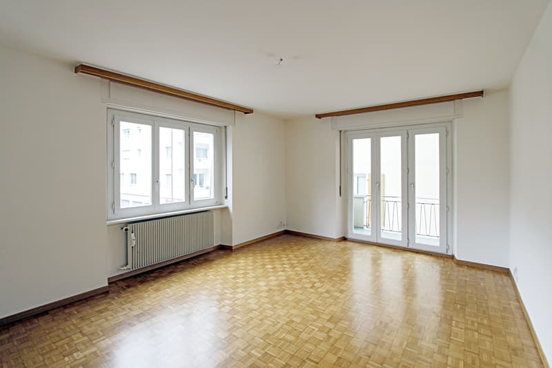 2. Schlafzimmer mit Balkon und Parkettboden