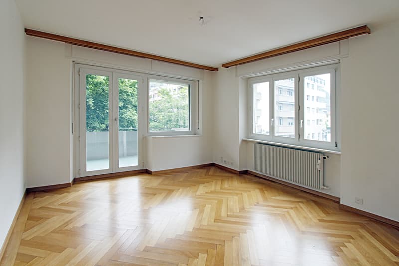 1. Schlafzimmer mit Balkon und Parkettboden