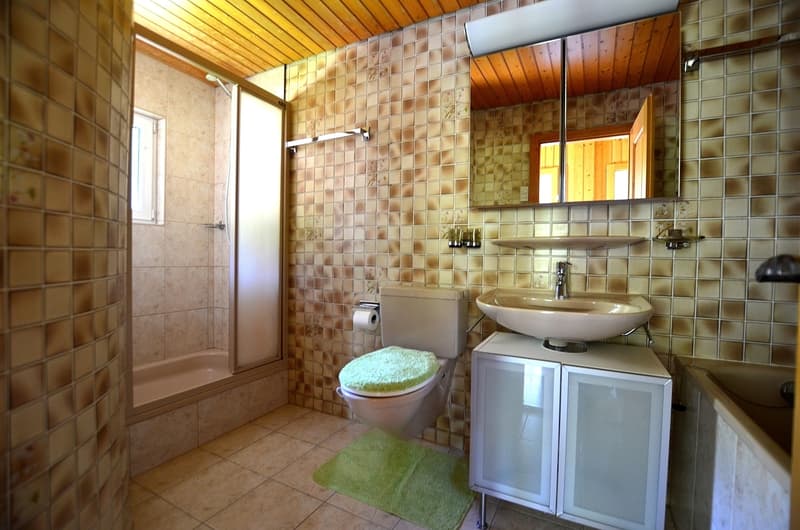 Bad mit Badewanne und Dusche