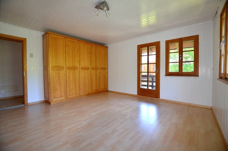 1. Schlafzimmer mit grossem Schrank und Zugang zum Balkon