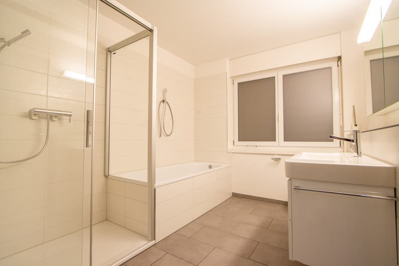 Bad m. Badewanne und Dusche