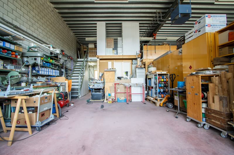 Gewerbehalle links