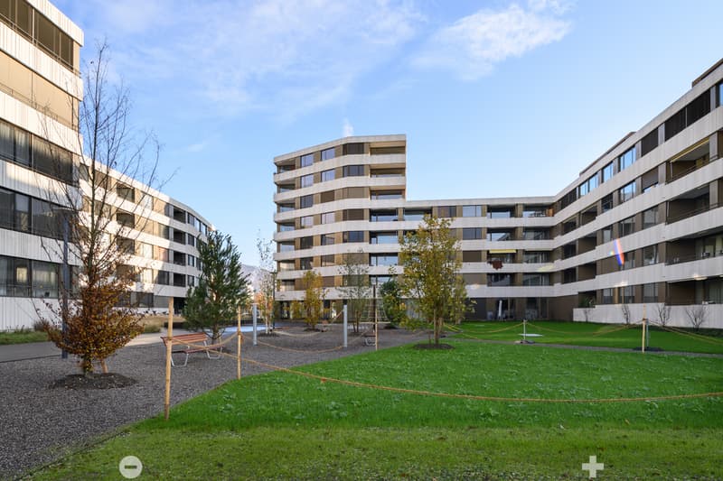 04024_AUSSENANSICHT_MIT_INNENHOF.jpg