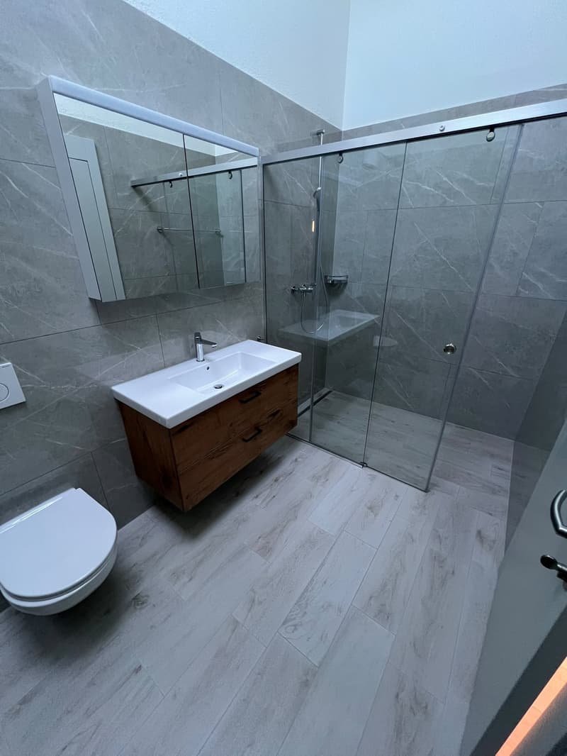 Moderne 3.5-Zimmer-Wohnung mit Balkon in Niederurnen, Glarus Nord (2)