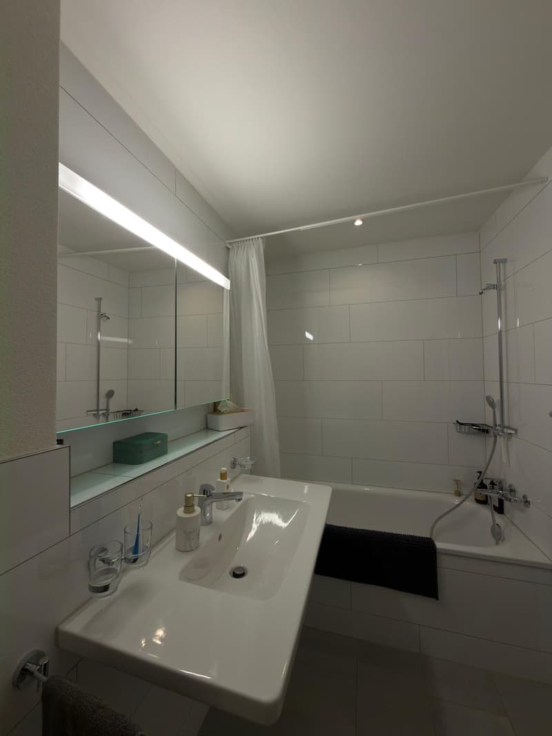 Charmante 3.5-Zimmer-Wohnung mit Balkon und Bergblick in Näfels (5)