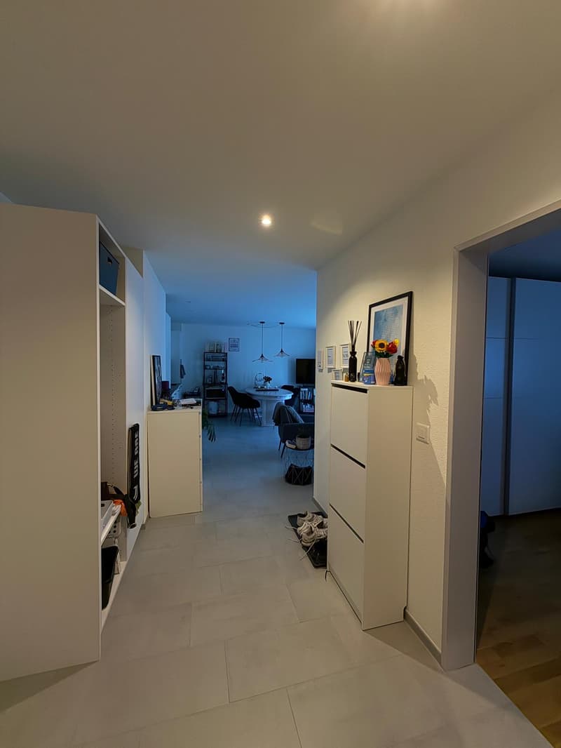 Charmante 3.5-Zimmer-Wohnung mit Balkon und Bergblick in Näfels (3)
