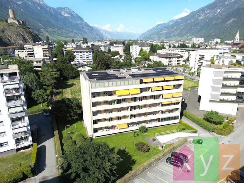 Vue aérienne de l'immeuble équipé de panneaux photovoltaïques