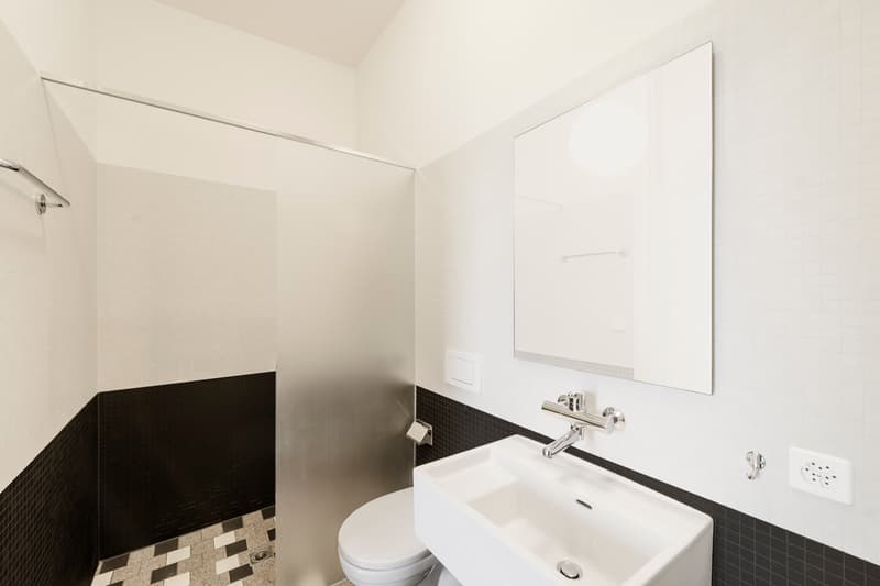 Sep. Badezimmer mit Dusche