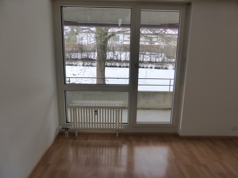 Zimmer_mit_Sicht_auf_Balkon
