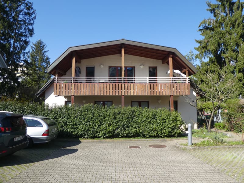 Aussenansicht_Haus_mit_Vorplatz.JPG