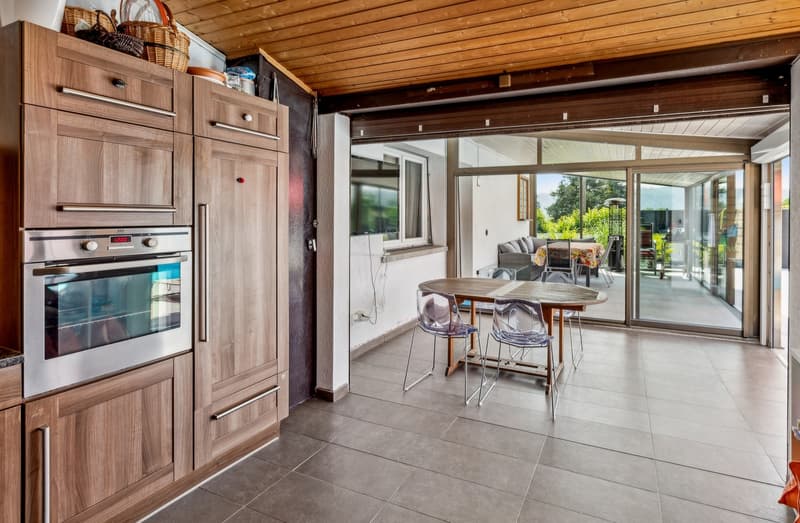 Propriété familiale de 8 pièces avec piscine et vue partielle lac (4)