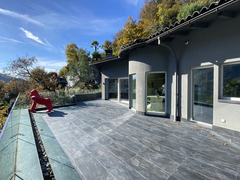 Stylish villa with private Spa & pool overlooking the lake (17)
