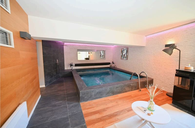 Stylish villa with private Spa & pool overlooking the lake (12)