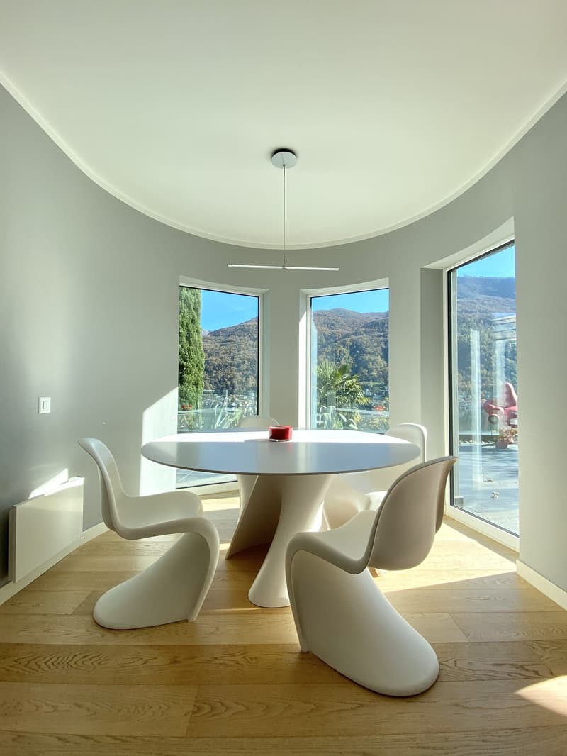 Stylish villa with private Spa & pool overlooking the lake (3)