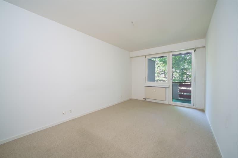ein leerer Raum mit weißen Wänden und einem großen Fenster / an empty room with white walls and a large window