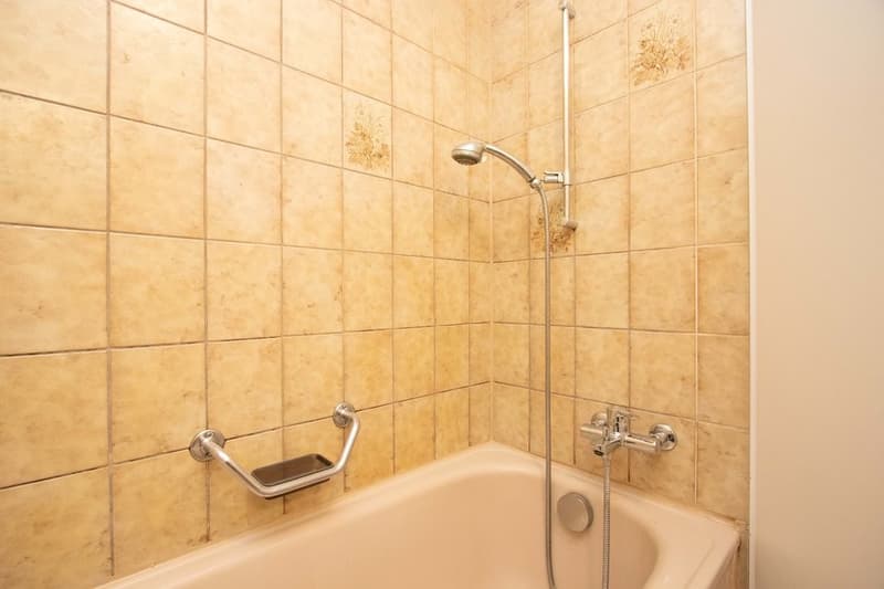 Nasszelle mit Badewanne und WC