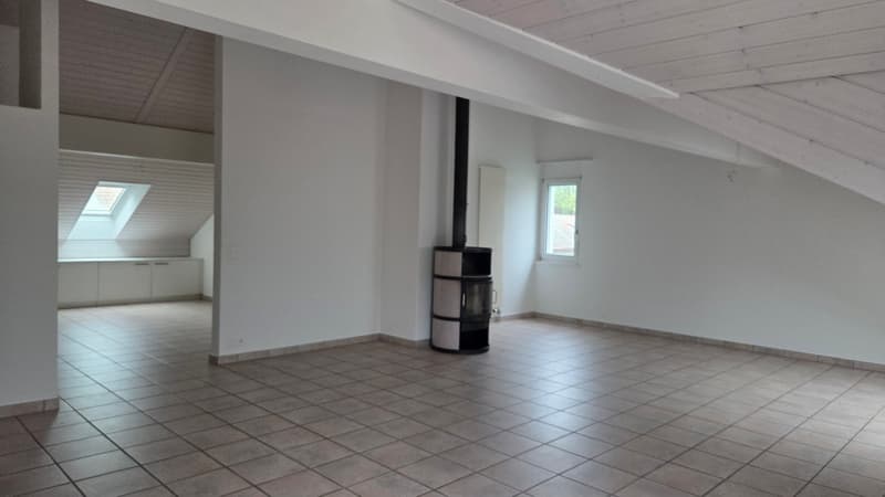 Empty room, fireplace, wooden ceiling, tiled floor