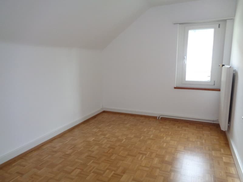 empty room, wooden parquet floor, white walls, window