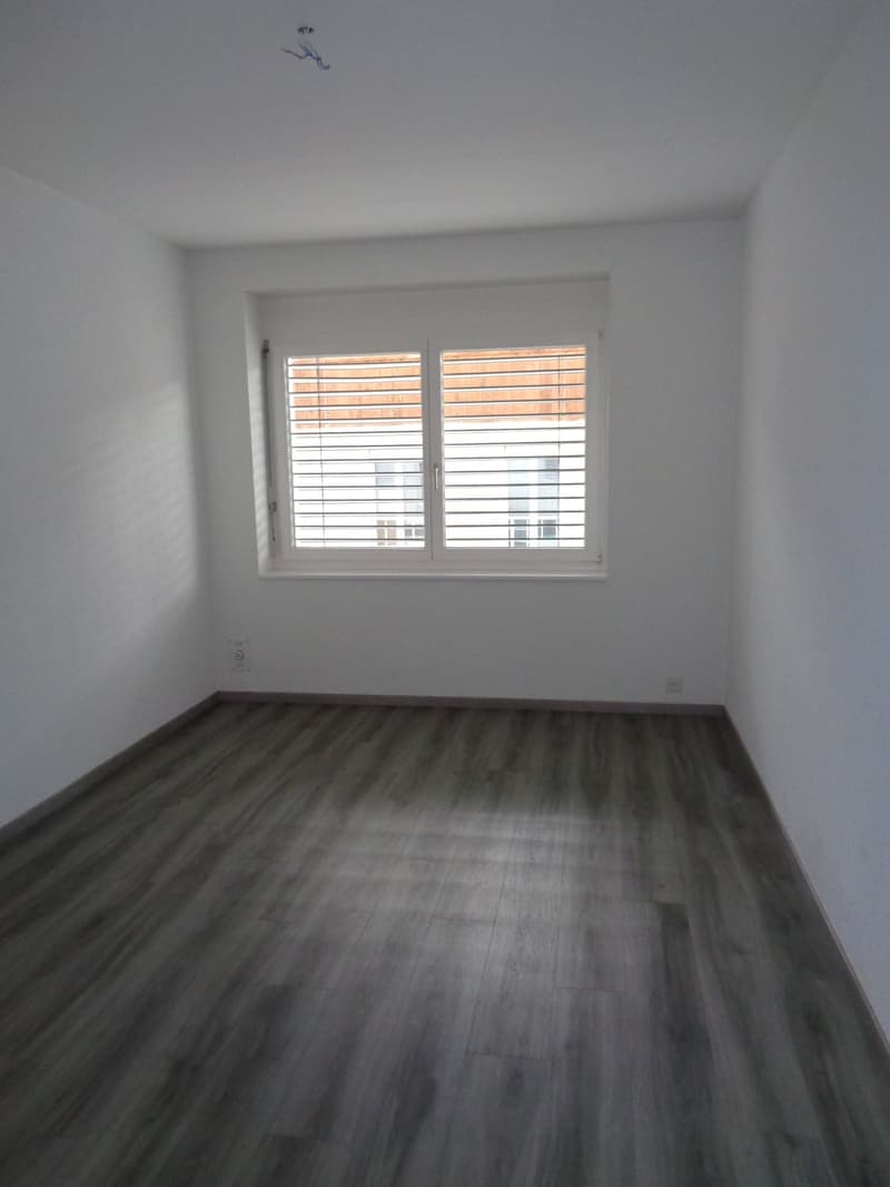 empty room, white walls, wooden floor, window with blinds